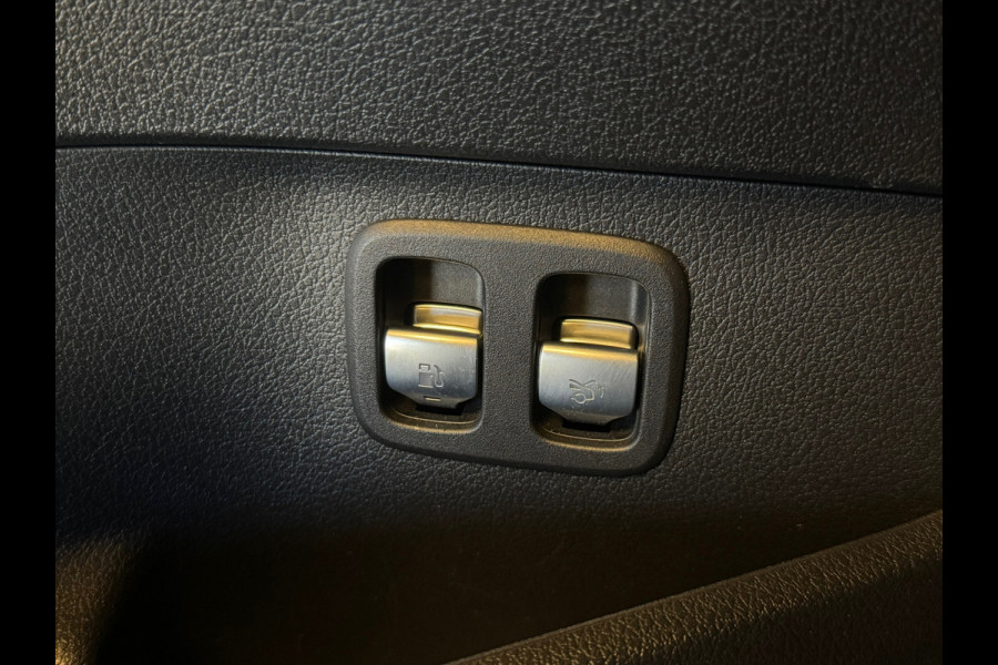 Mercedes-Benz C-Klasse 300 e AMG Line / Pano / Burmester / Camera / Sfeerverlichting / Stoelverwarming / Trekhaak / DAB