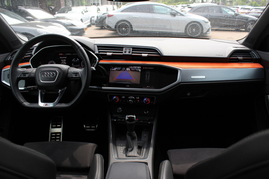Audi Q3 45 TFSI quattro S Line edition one / Panoramadak / Camera / Keyless / B&O / Matrix LED / 19'' / CarPlay / Elektr. Stoelen / Sfeerverlichting / Dodehoek / DAB / Stoelverwarming / ACC