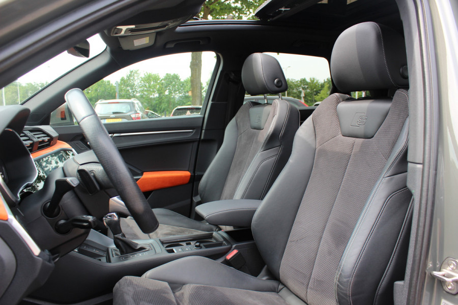 Audi Q3 45 TFSI quattro S Line edition one / Panoramadak / Camera / Keyless / B&O / Matrix LED / 19'' / CarPlay / Elektr. Stoelen / Sfeerverlichting / Dodehoek / DAB / Stoelverwarming / ACC