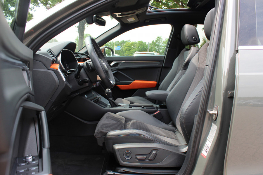 Audi Q3 45 TFSI quattro S Line edition one / Panoramadak / Camera / Keyless / B&O / Matrix LED / 19'' / CarPlay / Elektr. Stoelen / Sfeerverlichting / Dodehoek / DAB / Stoelverwarming / ACC