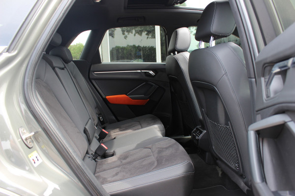 Audi Q3 45 TFSI quattro S Line edition one / Panoramadak / Camera / Keyless / B&O / Matrix LED / 19'' / CarPlay / Elektr. Stoelen / Sfeerverlichting / Dodehoek / DAB / Stoelverwarming / ACC