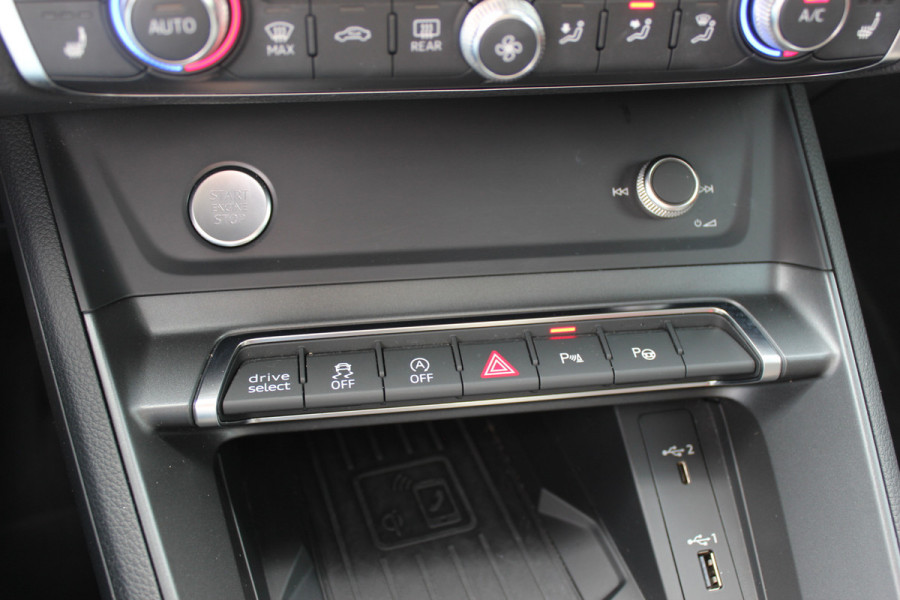 Audi Q3 45 TFSI quattro S Line edition one / Panoramadak / Camera / Keyless / B&O / Matrix LED / 19'' / CarPlay / Elektr. Stoelen / Sfeerverlichting / Dodehoek / DAB / Stoelverwarming / ACC