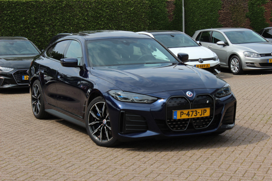 BMW i4 eDrive40 High Exe. M Sportpakket 84 kWh / SOH 91,4% / Trekhaak / Schuifdak / 360Camera / Head-up / Leder / Harman Kardon / Keyless / 19'' / Sfeerverlichting / CarPlay / Stoelventilatie+Verwarming / DAB / ACC