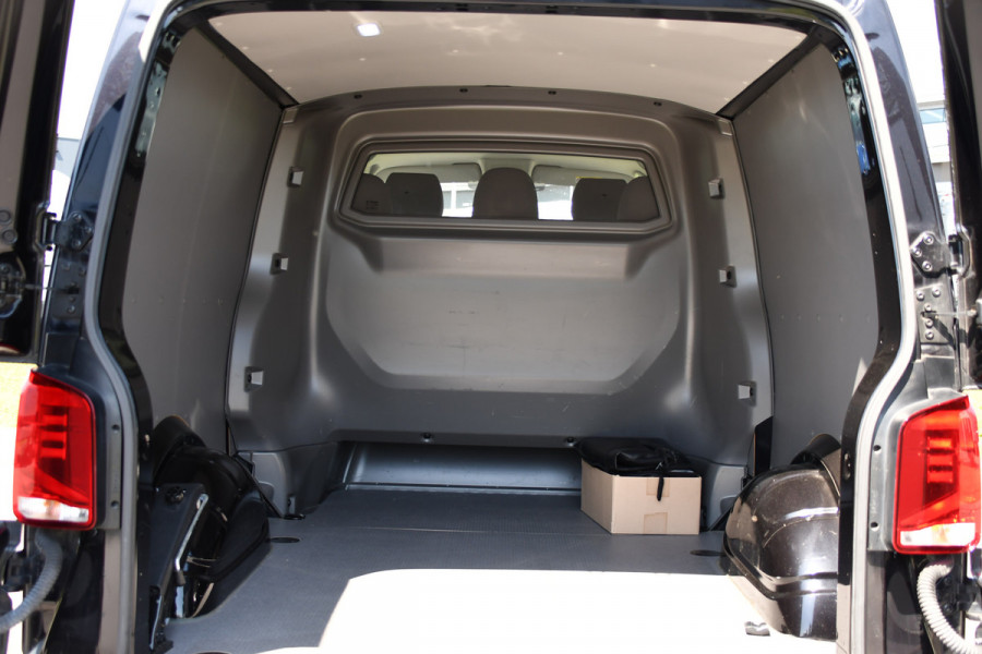 Volkswagen Transporter 2.0 TDI L2H1 DC 4Motion Black Edition Camera, Adaptieve Cruise, Carplay, LED, 4x4, Stoelverwarming, Automaat, Trekhaak, 199pk, Uniek!