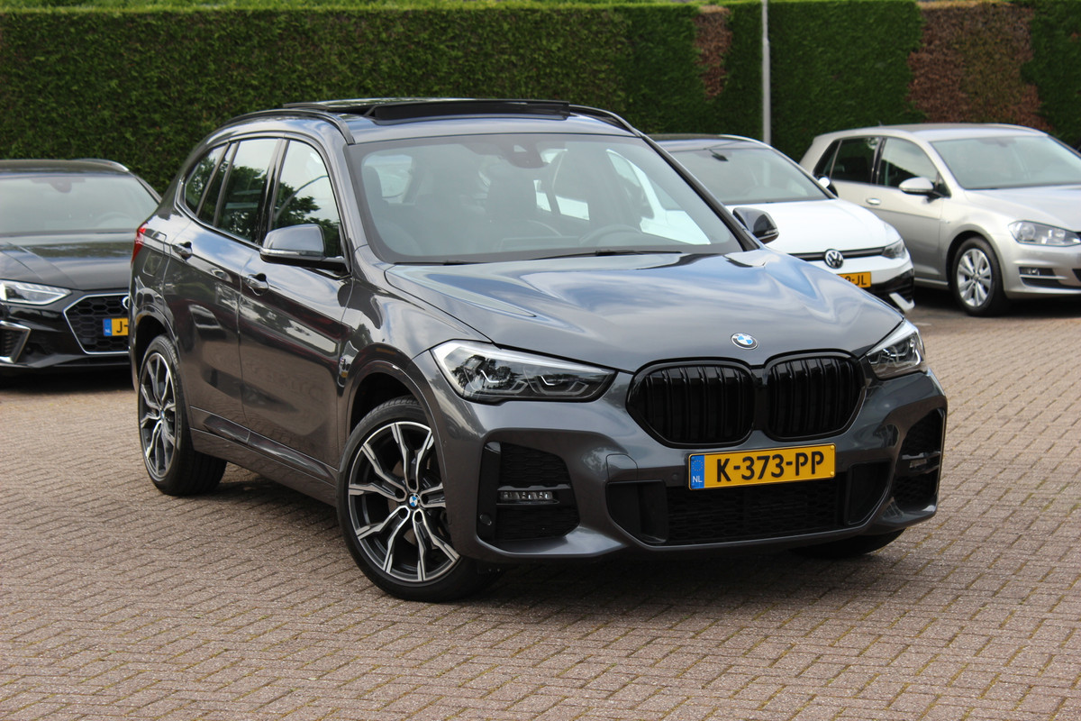 BMW X1 sDrive20i High Exe. M Sport / Trekhaak / Panoramadak / Camera / Leder / 19'' / Sportstoelen / CarPlay / Stoelverwarming / DAB / Cruise Control