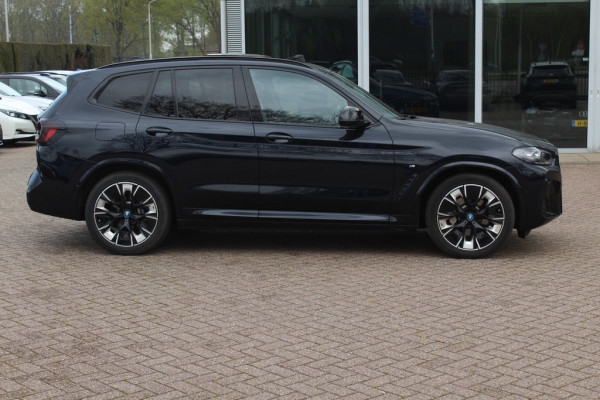 BMW iX3 High Executive 80 kWh / Trekhaak / Panoramadak / 360Camera / Head-up / 20'' / Leder / Harman Kardon / Sfeerverlichting / Dodehoek / DAB / Stoelverwarming / ACC