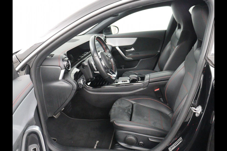 Mercedes-Benz CLA-Klasse Shooting Brake 200 AMG Line | Leder/Alcantara | Trekhaak | Carplay | Widescreen | Navigatie | Full LED | Camera | 18'' | Park Assist | Climate control | Bluetooth