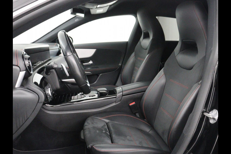 Mercedes-Benz CLA-Klasse Shooting Brake 200 AMG Line | Leder/Alcantara | Trekhaak | Carplay | Widescreen | Navigatie | Full LED | Camera | 18'' | Park Assist | Climate control | Bluetooth