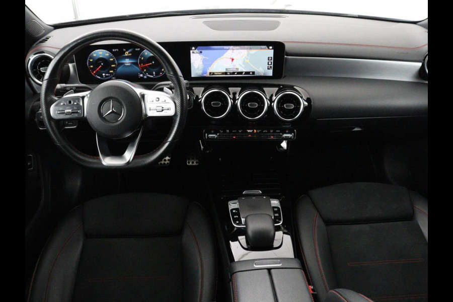 Mercedes-Benz CLA-Klasse Shooting Brake 200 AMG Line | Leder/Alcantara | Trekhaak | Carplay | Widescreen | Navigatie | Full LED | Camera | 18'' | Park Assist | Climate control | Bluetooth