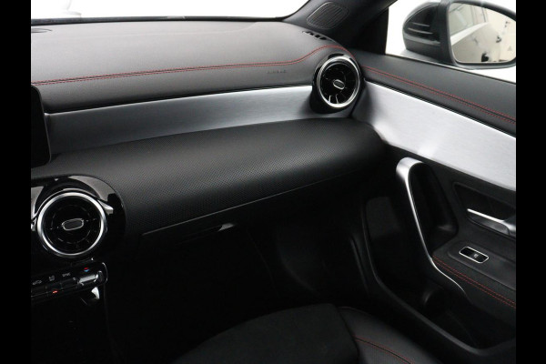 Mercedes-Benz CLA-Klasse Shooting Brake 200 AMG Line | Leder/Alcantara | Trekhaak | Carplay | Widescreen | Navigatie | Full LED | Camera | 18'' | Park Assist | Climate control | Bluetooth