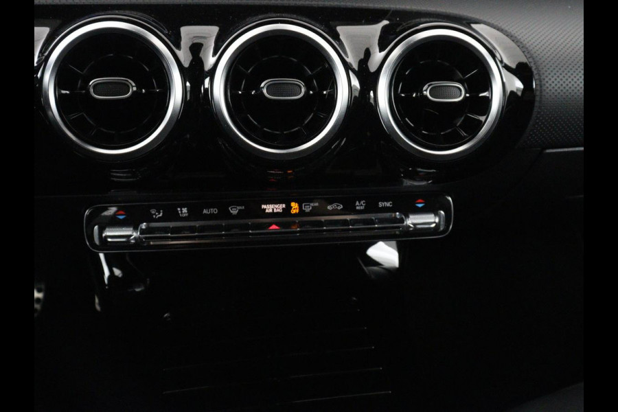 Mercedes-Benz CLA-Klasse Shooting Brake 200 AMG Line | Leder/Alcantara | Trekhaak | Carplay | Widescreen | Navigatie | Full LED | Camera | 18'' | Park Assist | Climate control | Bluetooth