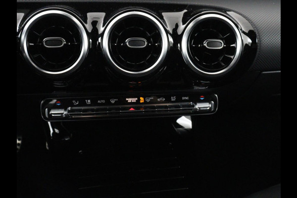 Mercedes-Benz CLA-Klasse Shooting Brake 200 AMG Line | Leder/Alcantara | Trekhaak | Carplay | Widescreen | Navigatie | Full LED | Camera | 18'' | Park Assist | Climate control | Bluetooth