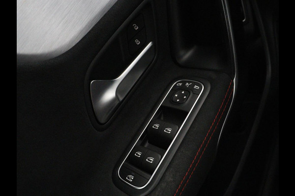 Mercedes-Benz CLA-Klasse Shooting Brake 200 AMG Line | Leder/Alcantara | Trekhaak | Carplay | Widescreen | Navigatie | Full LED | Camera | 18'' | Park Assist | Climate control | Bluetooth
