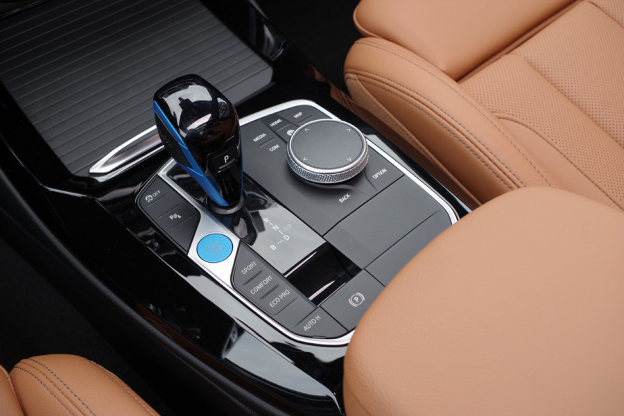BMW iX3 High Executive 80 kWh 286 PK, SOH 100 %, Panoramadak, Leder, Driving. Ass. Prof, Camera,
