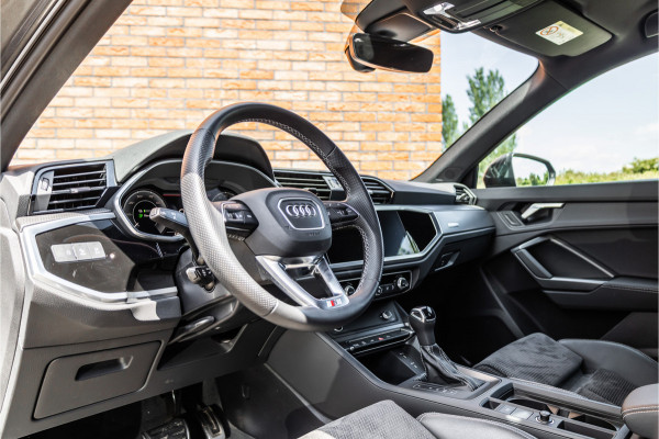 Audi Q3 45 TFSI e 245 PK S edition | 360 Camera | ACC | S-Line | Magnetic Ride | Matrix verlichting | CarPlay | Navigatie | Trekhaak | Inc 21% BTW | Black Style | Stuur- en stoelverwarming | Nieuwe APK | Garantie | Dealer onderhouden