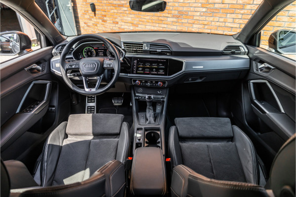 Audi Q3 45 TFSI e 245 PK S edition | 360 Camera | ACC | S-Line | Magnetic Ride | Matrix verlichting | CarPlay | Navigatie | Trekhaak | Inc 21% BTW | Black Style | Stuur- en stoelverwarming | Nieuwe APK | Garantie | Dealer onderhouden