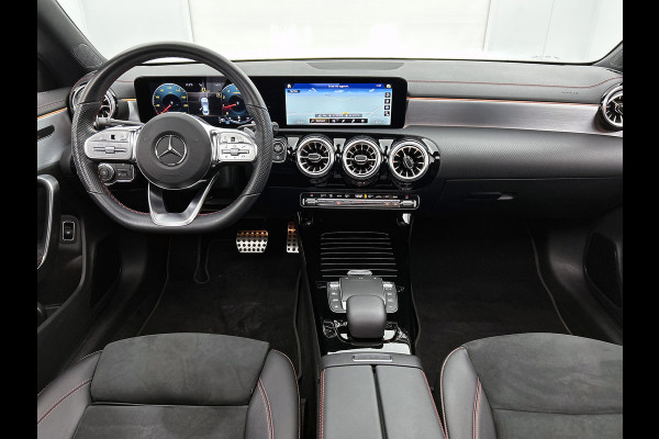 Mercedes-Benz CLA-Klasse 180 Business Solution AMG | Panoramadak | 5 spaaks lichtmetalen | Navigatie | Parking support Inclusief 24 maanden MB Certified garantie voor Europa.