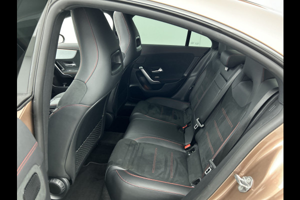 Mercedes-Benz CLA-Klasse 180 Business Solution AMG | Panoramadak | 5 spaaks lichtmetalen | Navigatie | Parking support Inclusief 24 maanden MB Certified garantie voor Europa.