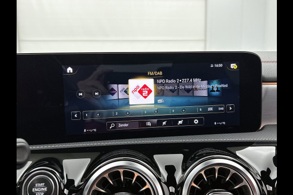 Mercedes-Benz CLA-Klasse 180 Business Solution AMG | Panoramadak | 5 spaaks lichtmetalen | Navigatie | Parking support Inclusief 24 maanden MB Certified garantie voor Europa.