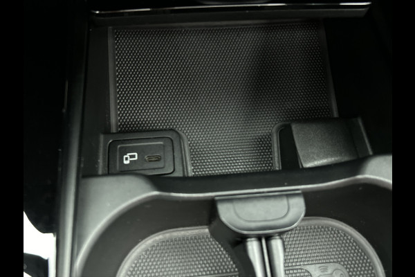 Mercedes-Benz CLA-Klasse 180 Business Solution AMG | Panoramadak | 5 spaaks lichtmetalen | Navigatie | Parking support Inclusief 24 maanden MB Certified garantie voor Europa.