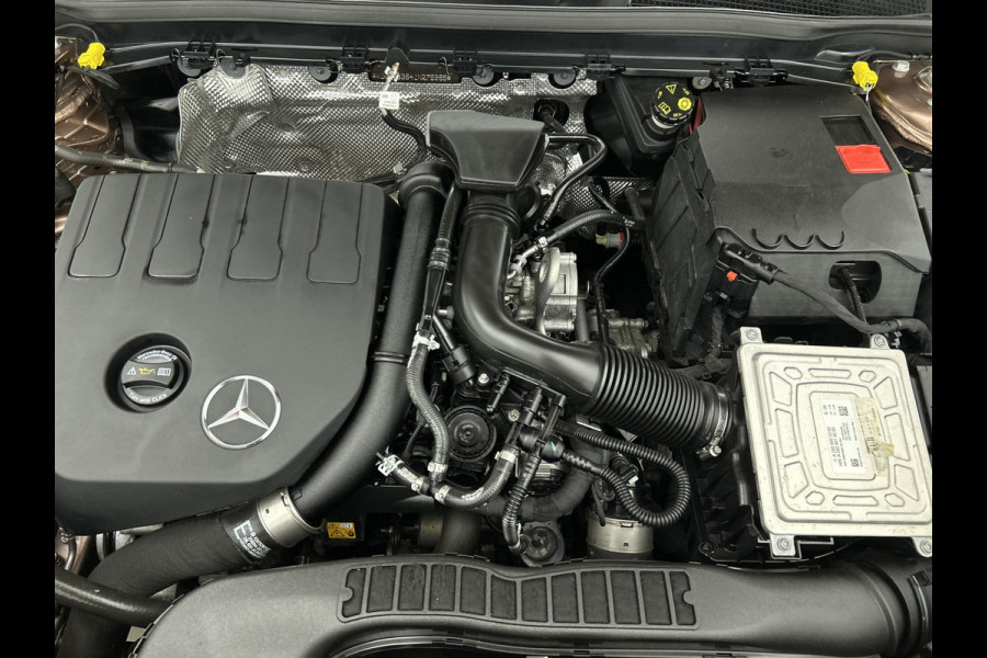 Mercedes-Benz CLA-Klasse 180 Business Solution AMG | Panoramadak | 5 spaaks lichtmetalen | Navigatie | Parking support Inclusief 24 maanden MB Certified garantie voor Europa.