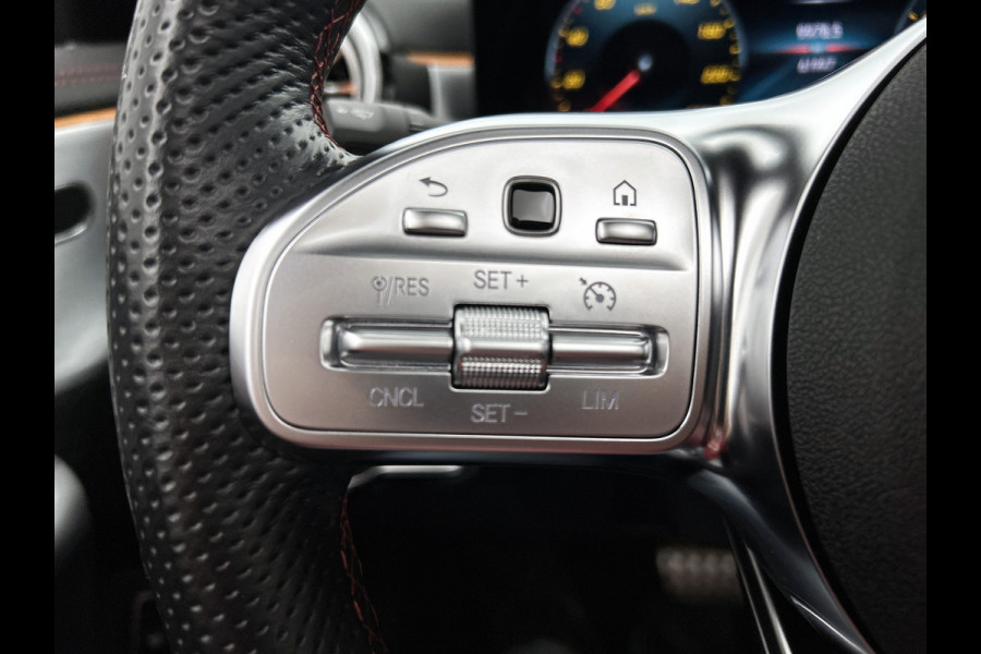 Mercedes-Benz CLA-Klasse 180 Business Solution AMG | Panoramadak | 5 spaaks lichtmetalen | Navigatie | Parking support Inclusief 24 maanden MB Certified garantie voor Europa.