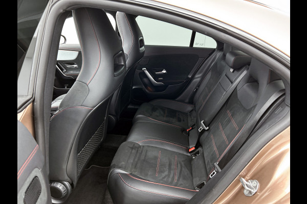 Mercedes-Benz CLA-Klasse 180 Business Solution AMG | Panoramadak | 5 spaaks lichtmetalen | Navigatie | Parking support Inclusief 24 maanden MB Certified garantie voor Europa.