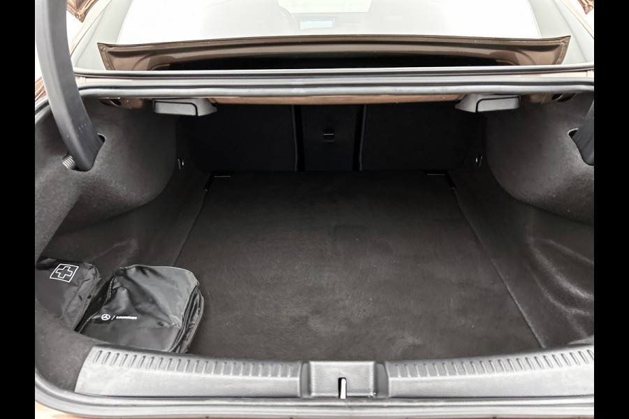 Mercedes-Benz CLA-Klasse 180 Business Solution AMG | Panoramadak | 5 spaaks lichtmetalen | Navigatie | Parking support Inclusief 24 maanden MB Certified garantie voor Europa.