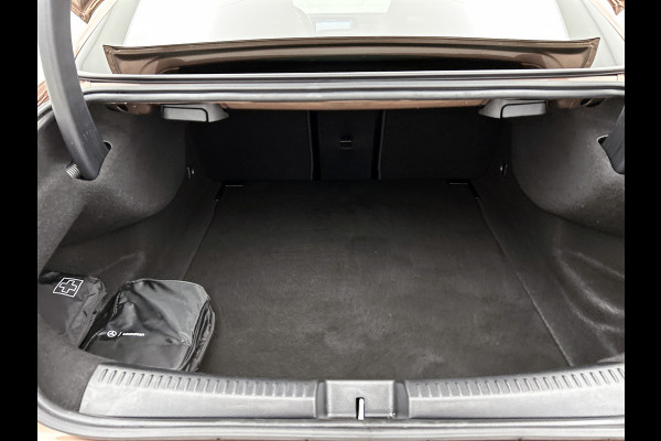 Mercedes-Benz CLA-Klasse 180 Business Solution AMG | Panoramadak | 5 spaaks lichtmetalen | Navigatie | Parking support Inclusief 24 maanden MB Certified garantie voor Europa.