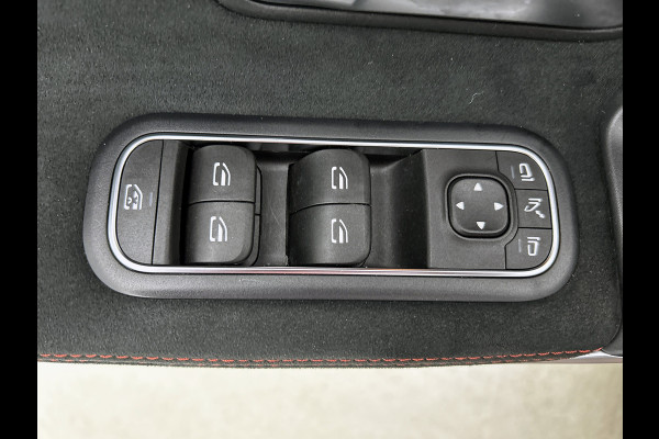 Mercedes-Benz CLA-Klasse 180 Business Solution AMG | Panoramadak | 5 spaaks lichtmetalen | Navigatie | Parking support Inclusief 24 maanden MB Certified garantie voor Europa.