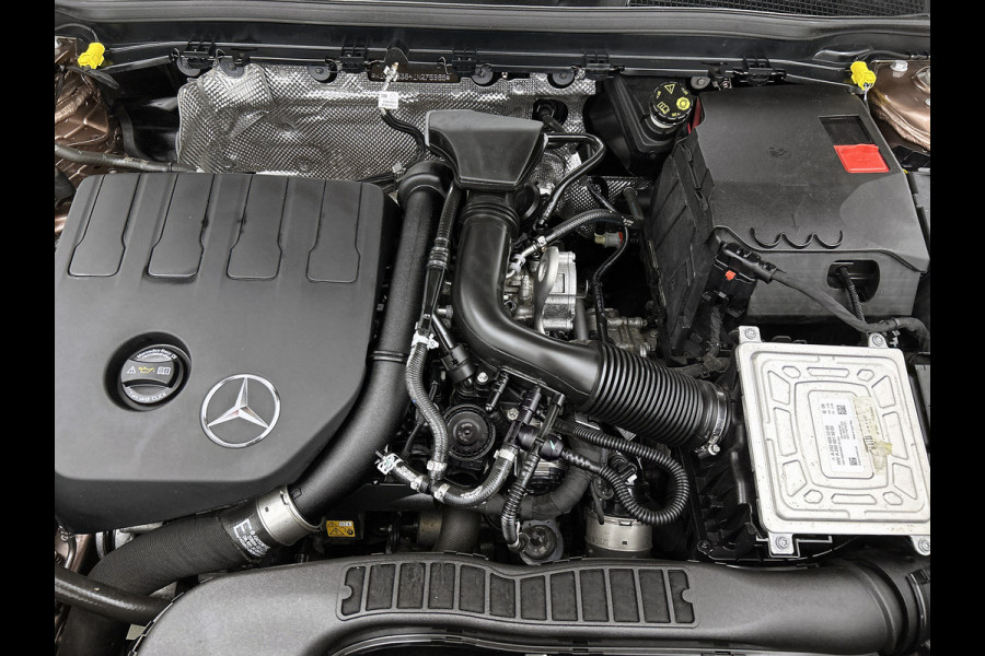 Mercedes-Benz CLA-Klasse 180 Business Solution AMG | Panoramadak | 5 spaaks lichtmetalen | Navigatie | Parking support Inclusief 24 maanden MB Certified garantie voor Europa.