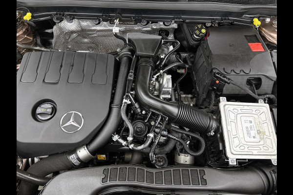 Mercedes-Benz CLA-Klasse 180 Business Solution AMG | Panoramadak | 5 spaaks lichtmetalen | Navigatie | Parking support Inclusief 24 maanden MB Certified garantie voor Europa.