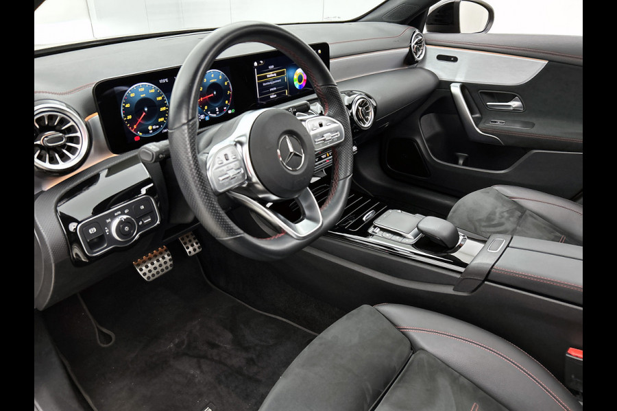 Mercedes-Benz CLA-Klasse 180 Business Solution AMG | Panoramadak | 5 spaaks lichtmetalen | Navigatie | Parking support Inclusief 24 maanden MB Certified garantie voor Europa.