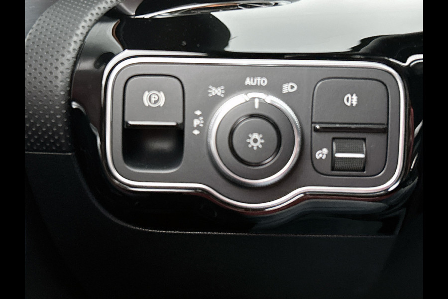 Mercedes-Benz CLA-Klasse 180 Business Solution AMG | Panoramadak | 5 spaaks lichtmetalen | Navigatie | Parking support Inclusief 24 maanden MB Certified garantie voor Europa.
