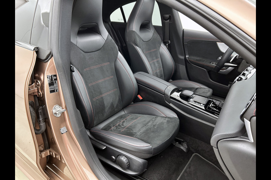 Mercedes-Benz CLA-Klasse 180 Business Solution AMG | Panoramadak | 5 spaaks lichtmetalen | Navigatie | Parking support Inclusief 24 maanden MB Certified garantie voor Europa.