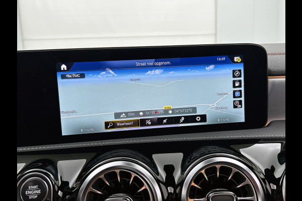 Mercedes-Benz CLA-Klasse 180 Business Solution AMG | Panoramadak | 5 spaaks lichtmetalen | Navigatie | Parking support Inclusief 24 maanden MB Certified garantie voor Europa.