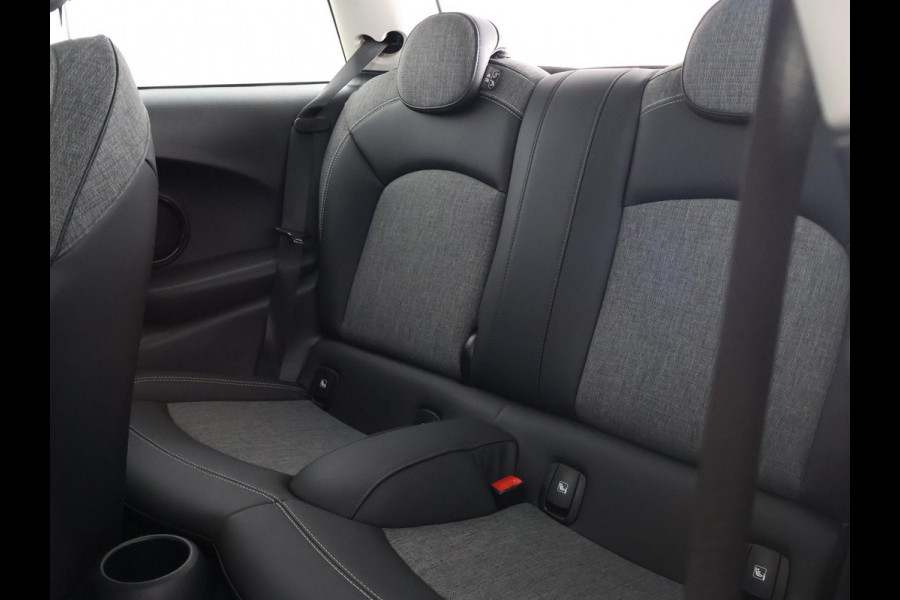 MINI 3-deurs 1.5 Cooper Sports Classic Automaat | Apple Carplay & AndroidAUTO | Parkeersensoren | 1e eigenaar |