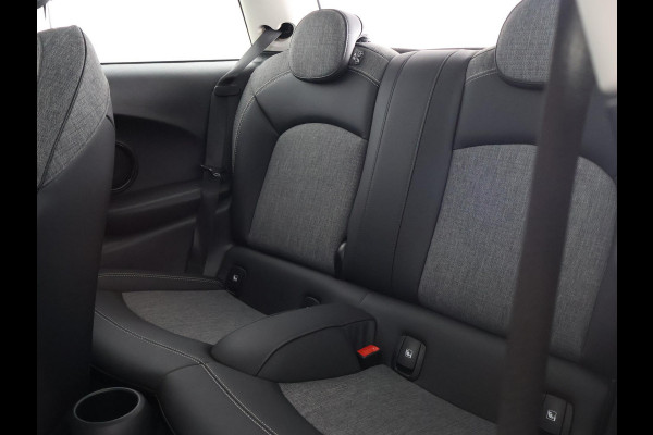 MINI 3-deurs 1.5 Cooper Sports Classic Automaat | Apple Carplay & AndroidAUTO | Parkeersensoren | 1e eigenaar |