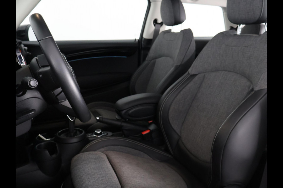 MINI 3-deurs 1.5 Cooper Sports Classic Automaat | Apple Carplay & AndroidAUTO | Parkeersensoren | 1e eigenaar |