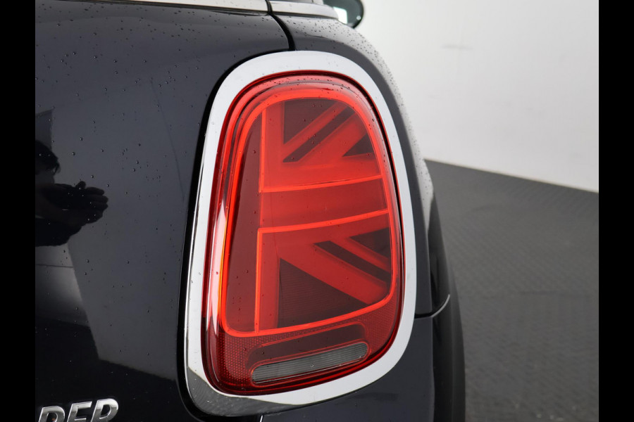 MINI 3-deurs 1.5 Cooper Sports Classic Automaat | Apple Carplay & AndroidAUTO | Parkeersensoren | 1e eigenaar |