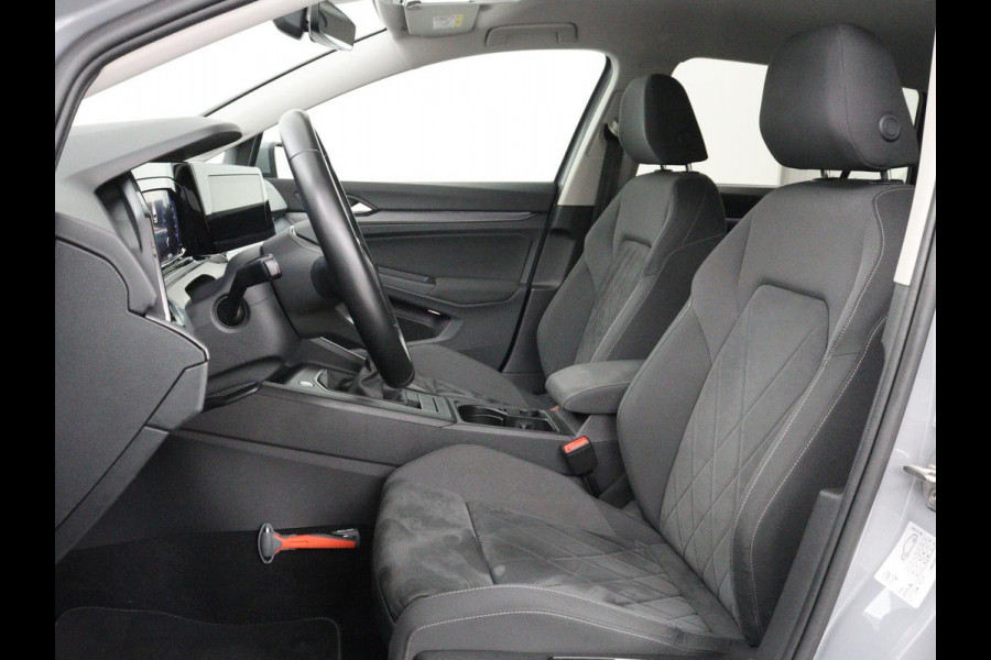 Volkswagen Golf 1.5 TSI Style | Matrix LED | Camera | Carplay | Trekhaak | Massage | Memory | Sfeerverlichting | Adaptive cruise | Digital Cockpit | Parkeerhulp | File Assistent | Climate control | Bluetooth