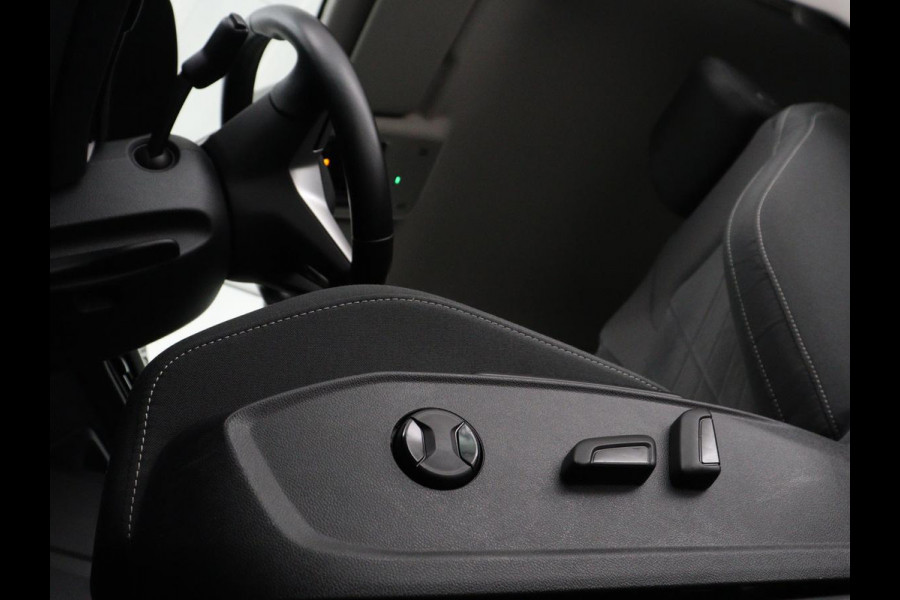 Volkswagen Golf 1.5 TSI Style | Matrix LED | Camera | Carplay | Trekhaak | Massage | Memory | Sfeerverlichting | Adaptive cruise | Digital Cockpit | Parkeerhulp | File Assistent | Climate control | Bluetooth