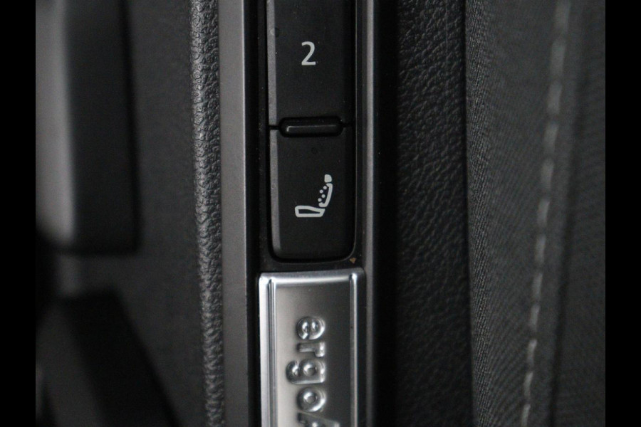 Volkswagen Golf 1.5 TSI Style | Matrix LED | Camera | Carplay | Trekhaak | Massage | Memory | Sfeerverlichting | Adaptive cruise | Digital Cockpit | Parkeerhulp | File Assistent | Climate control | Bluetooth
