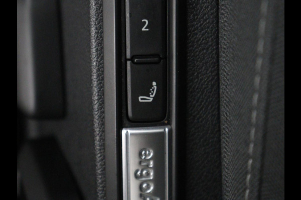 Volkswagen Golf 1.5 TSI Style | Matrix LED | Camera | Carplay | Trekhaak | Massage | Memory | Sfeerverlichting | Adaptive cruise | Digital Cockpit | Parkeerhulp | File Assistent | Climate control | Bluetooth