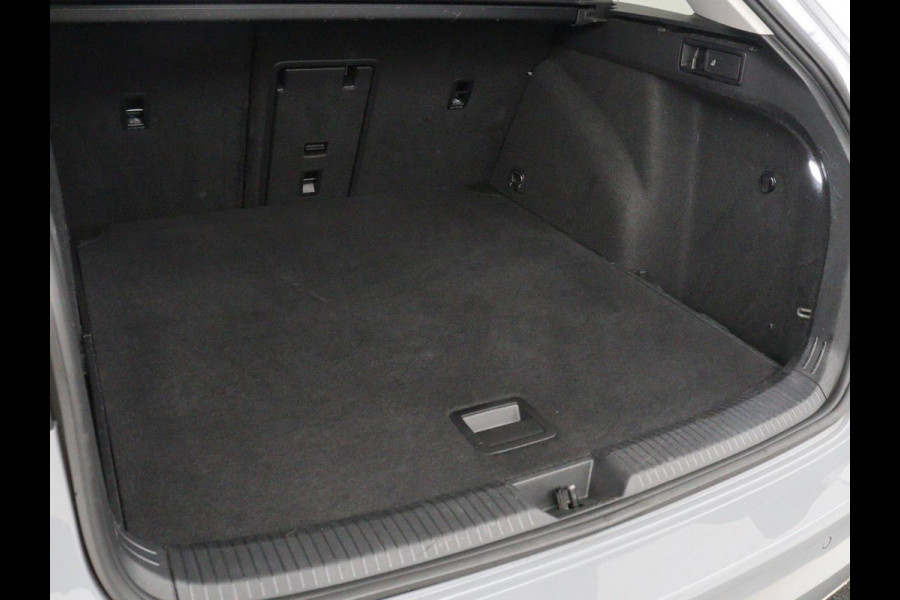 Volkswagen Golf 1.5 TSI Style | Matrix LED | Camera | Carplay | Trekhaak | Massage | Memory | Sfeerverlichting | Adaptive cruise | Digital Cockpit | Parkeerhulp | File Assistent | Climate control | Bluetooth