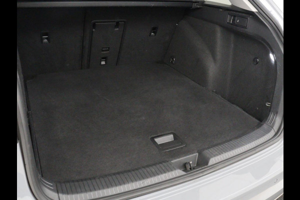 Volkswagen Golf 1.5 TSI Style | Matrix LED | Camera | Carplay | Trekhaak | Massage | Memory | Sfeerverlichting | Adaptive cruise | Digital Cockpit | Parkeerhulp | File Assistent | Climate control | Bluetooth