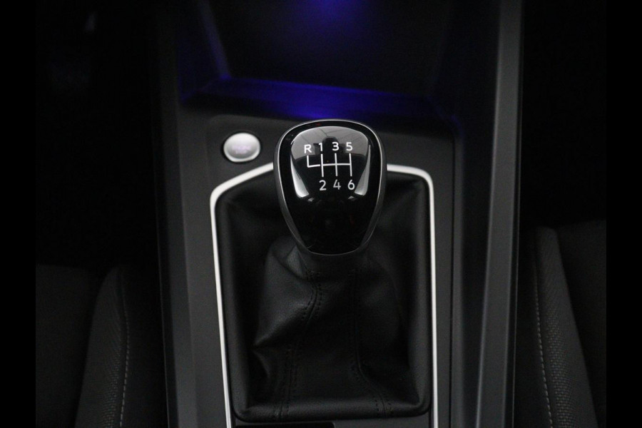 Volkswagen Golf 1.5 TSI Style | Matrix LED | Camera | Carplay | Trekhaak | Massage | Memory | Sfeerverlichting | Adaptive cruise | Digital Cockpit | Parkeerhulp | File Assistent | Climate control | Bluetooth