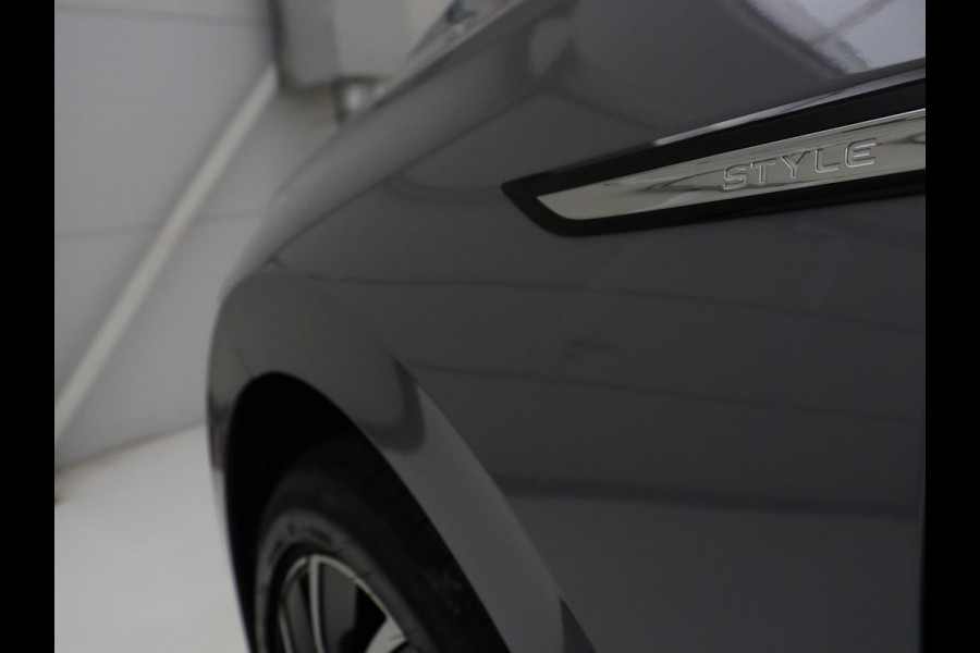 Volkswagen Golf 1.5 TSI Style | Matrix LED | Camera | Carplay | Trekhaak | Massage | Memory | Sfeerverlichting | Adaptive cruise | Digital Cockpit | Parkeerhulp | File Assistent | Climate control | Bluetooth