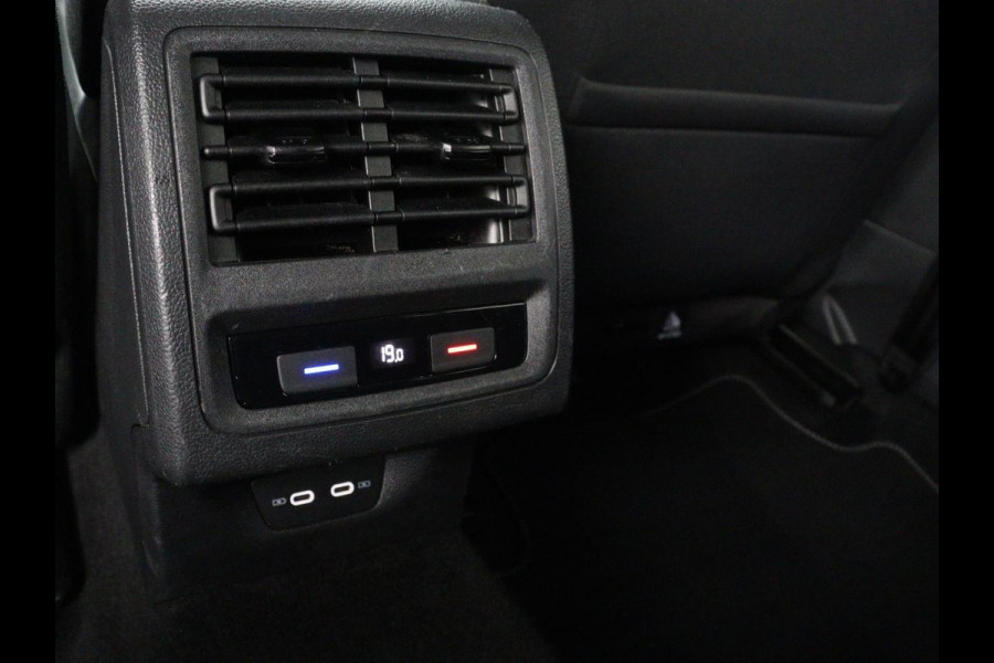 Volkswagen Golf 1.5 TSI Style | Matrix LED | Camera | Carplay | Trekhaak | Massage | Memory | Sfeerverlichting | Adaptive cruise | Digital Cockpit | Parkeerhulp | File Assistent | Climate control | Bluetooth
