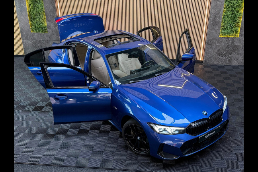 BMW 3-serie 330e High Executive|M-SPORT|LCI|PANO|HuD|MEMORY|KEYLESS|CARPLAY|DEALERONDERHOUDEN|AMBIENT LIGHT|GARANTIE|292PK|BOMVOL!